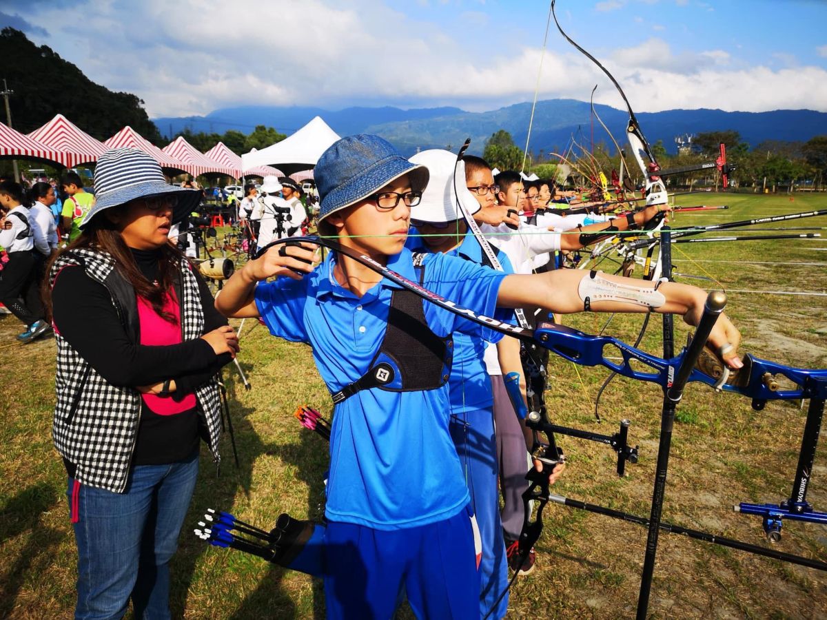 ▲大肚國小射箭隊金牌選手欠缺出國比賽經費，議員解囊協助並呼籲各界資源挹注。（圖／張良印提供）