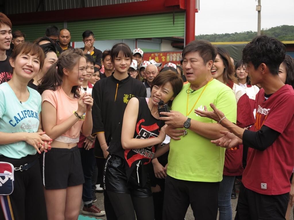 ▲胡瓜要求王瞳和艾成要玩遊戲才能宣傳。（圖／民視提供）