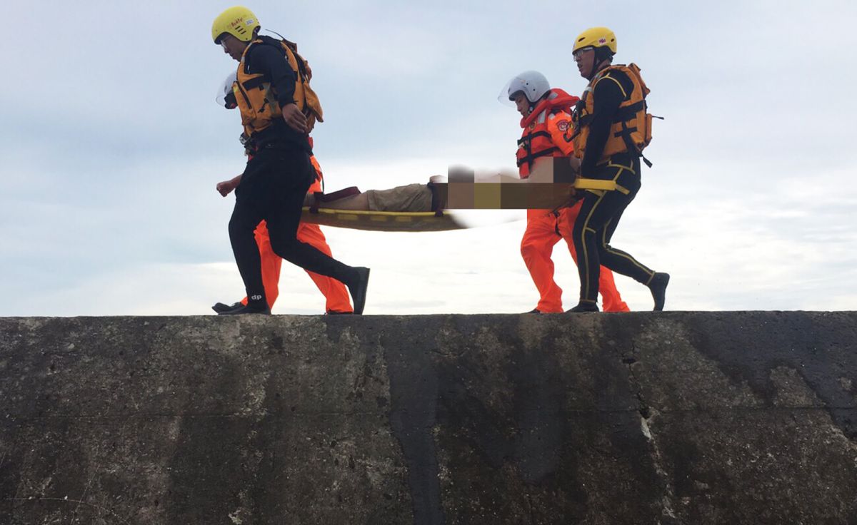 ▲消防及海巡人員救援溺水民眾，和時間賽跑將傷者盡速送醫。（圖／海巡署第八岸巡隊提供）