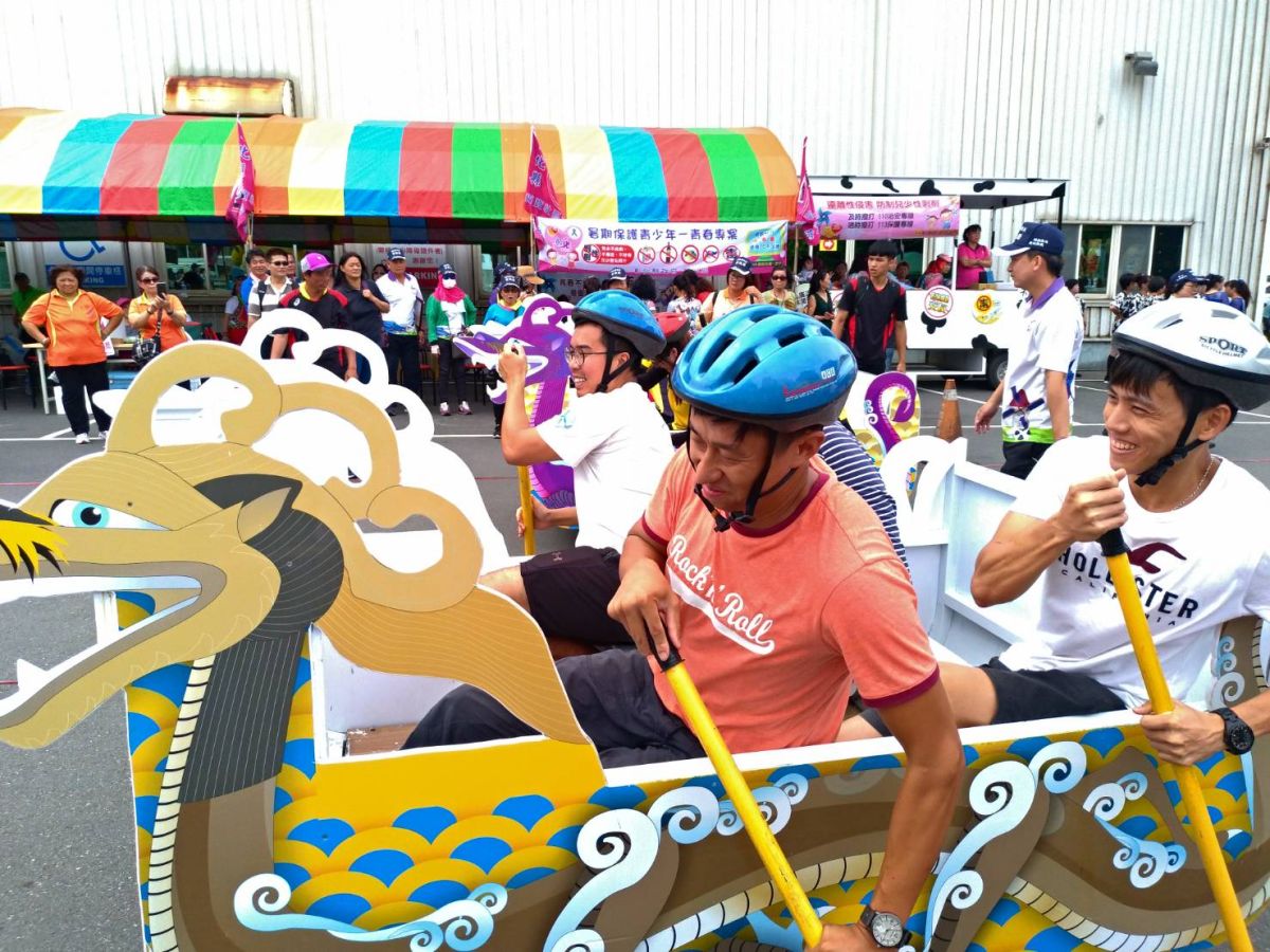 ▲鹿港慶端陽陸上龍舟大賽，龍舟偏轉卡住或撞三角錐，人員乾脆「跳船扶正」，更有人用力過猛而折斷划槳，笑料百出。（圖／記者陳雅芳攝，2019.06.09）