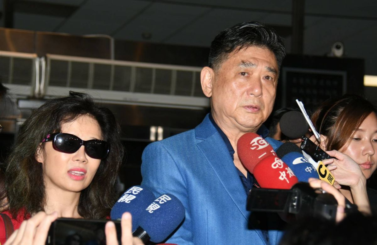 ▲康凱（右）跟老婆趕赴醫院，卻無法見到馬如龍。（圖／記者林調遜攝）