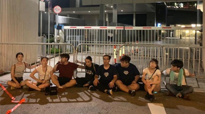 快訊／香港反送中活動入夜後升級　抗議者要求與特首對話
