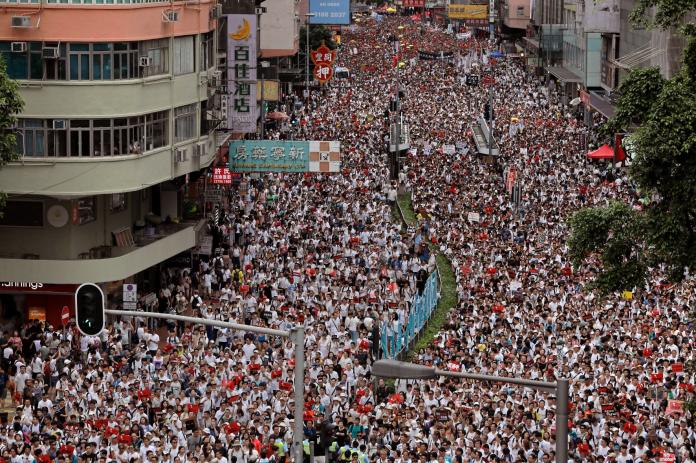 香港反對修訂《逃犯條例》遊行（又稱反送中遊行），主辦單位宣布有 103 萬人參與遊行。（圖／美聯社／達志影像）