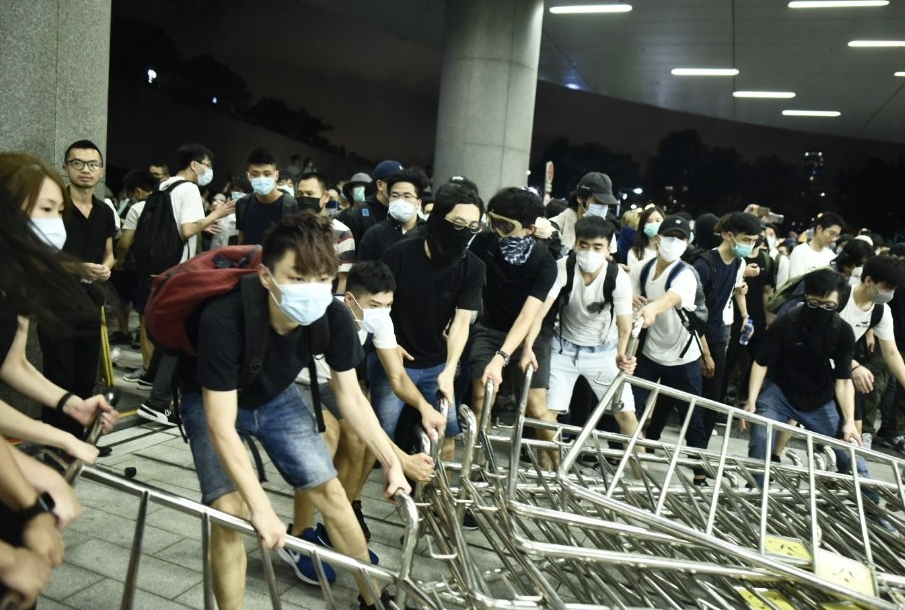 ▲為了防止《逃犯條例》通過，港人上街抗爭，與警方爆發流血衝突。（圖／美聯社／達志影像）
