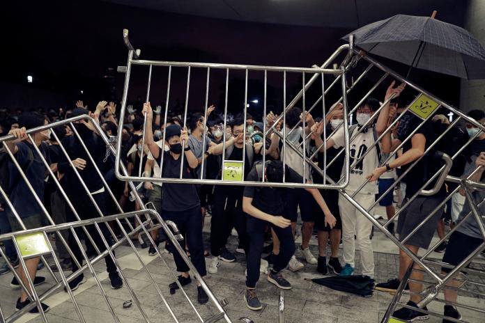 民眾情緒激昂！香港「反送中示威」請不回　百人立即被捕
