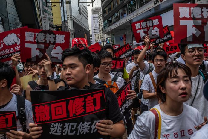 ▲香港昨（ 9 ）日下午起舉行「反送中」大遊行，主辦單位宣稱現場湧入 103 萬人。（圖／翻攝自紐約時報）