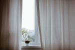 curtains-1854110_960_720 ▲拉上窗簾則可防止陽光照入室內,有效降低室內溫度。(示意圖/翻攝自 Pixabay )