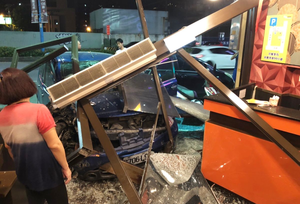 ▲陳姓駕駛酒駕將車子開進火鍋店，還撞傷了一名63歲的老人家。（圖／楊梅分局提供）