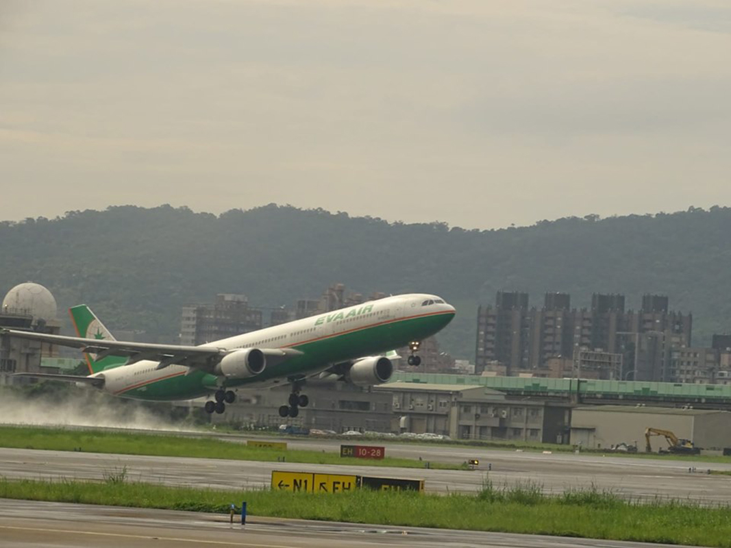 ▲桃園市空服員職業工會取得合法罷工權後，令許多旅客擔心暑假出遊受到影響。（圖／記者呂炯昌攝）