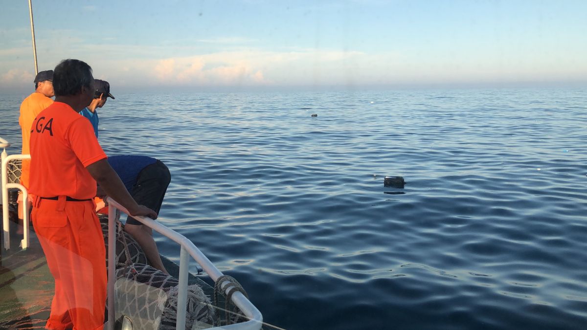 ▲澎湖海巡警艇在七美西南方海域拾獲299箱無主香菸在海上漂流。（圖／澎湖海巡隊提供，2019.06.10）