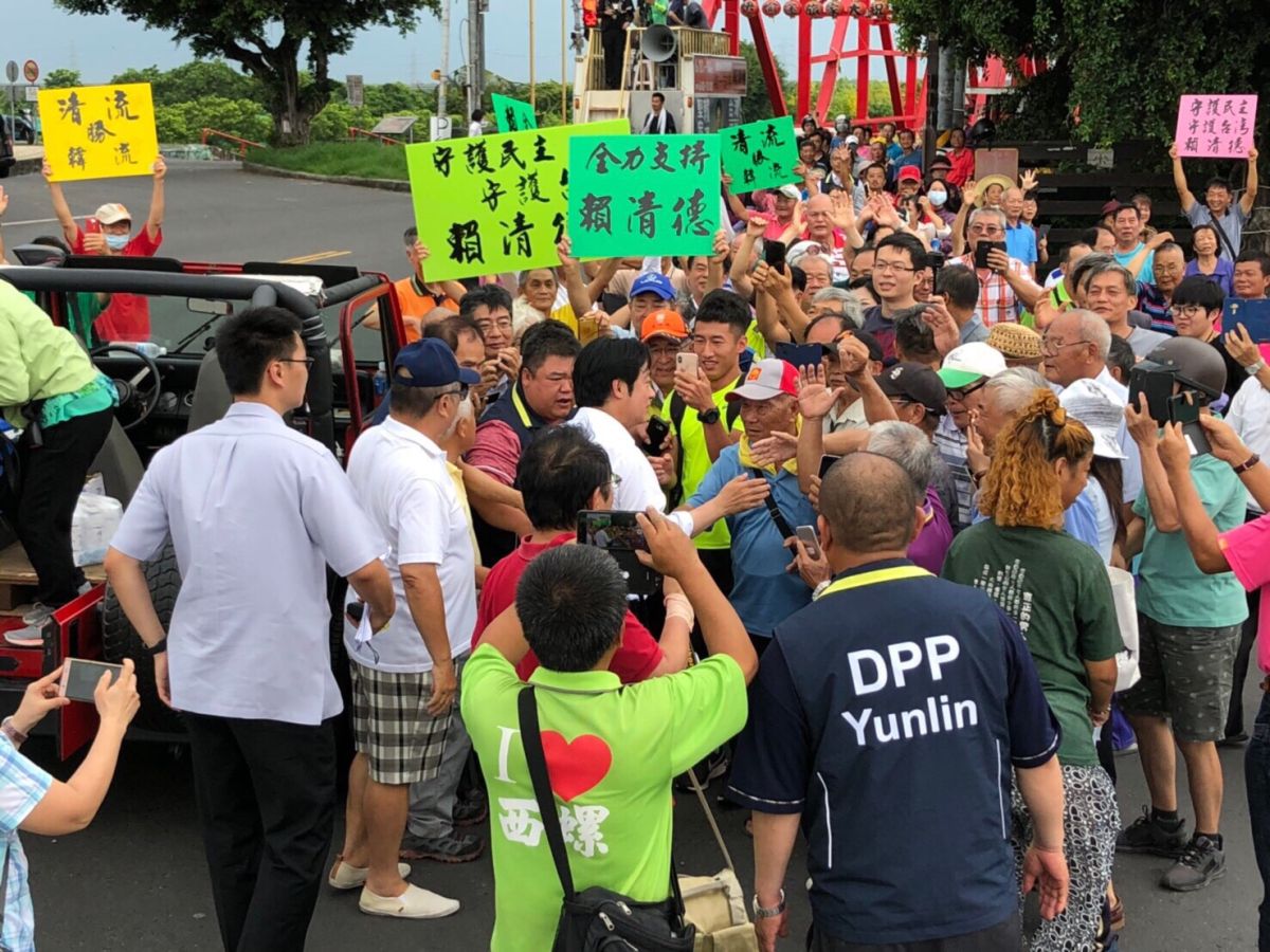 賴清德10日持續他「壯大台灣車隊遊行」全台車隊大遊行活動，一早賴清德從雲北港武德宮出發，一路趕路北上，雖然天候不佳，不過支持者 熱情的接待，讓他倍感溫馨。（圖／賴辦提供）
