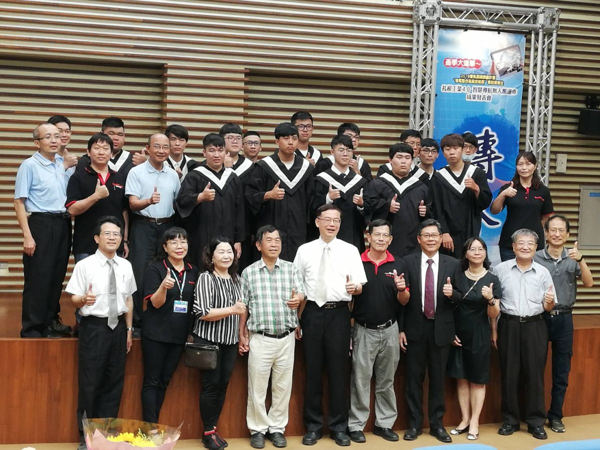 ▲吳鳳科大電機系雙軌訓練旗艦計畫畢業生，14名完成訓練，將前往天珩機械上班，畢業即就業。（圖/記者邱嘉琪攝，2019.06.10）