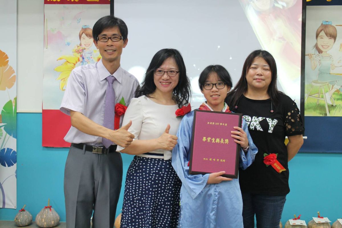▲澎湖湖西鄉成功國小今年只有一位畢業生吳佳穎，他集寵愛於一身，獨攬學校大大小小20個獎項獎品。（圖／記者張塵攝，2019.06.10）