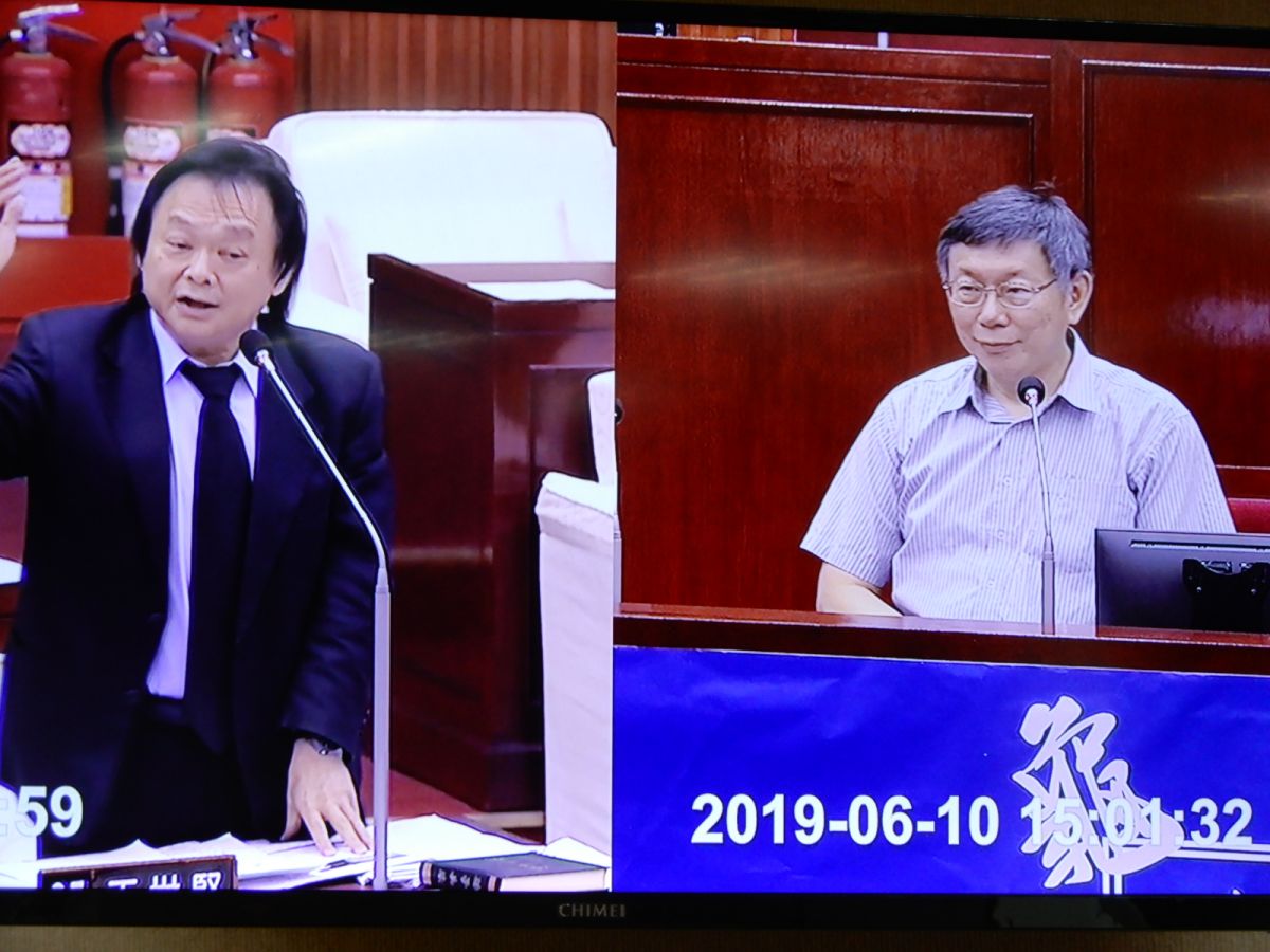 台北市長柯文哲10日到議會總質詢，民進黨議員王世堅砲火猛烈攻擊柯文哲。（圖 / 記者陳弘志攝，2019.06.10）