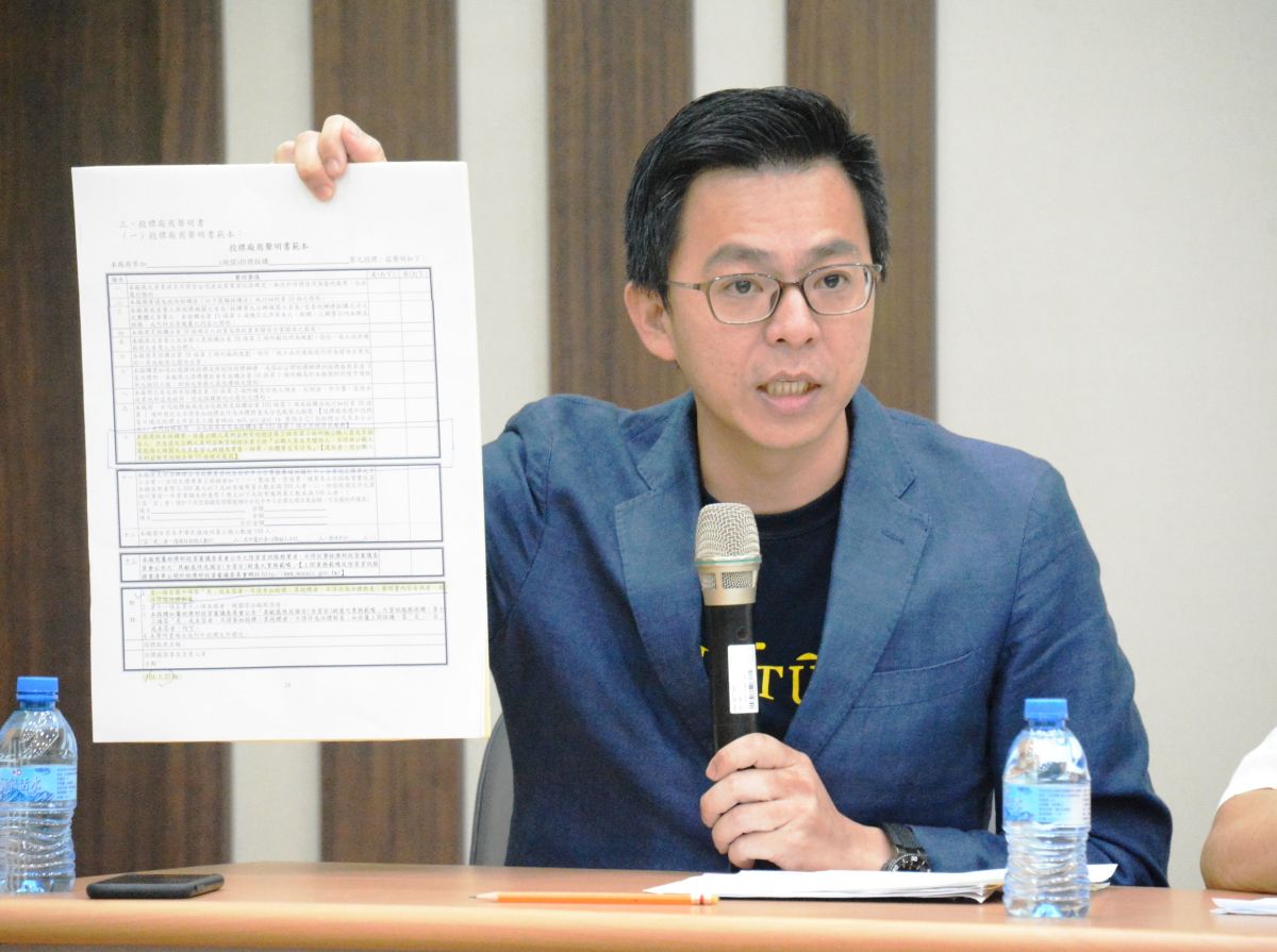 ▲屏縣府發言人黃建嘉拿出黃國昌在臉書上的「公文」，其實是縣府主動函文給廉政署，再給監察院的文件，強調如有涉及不法就依法偵辦，請黃國昌不要含沙射影。（圖／屏縣府提供）