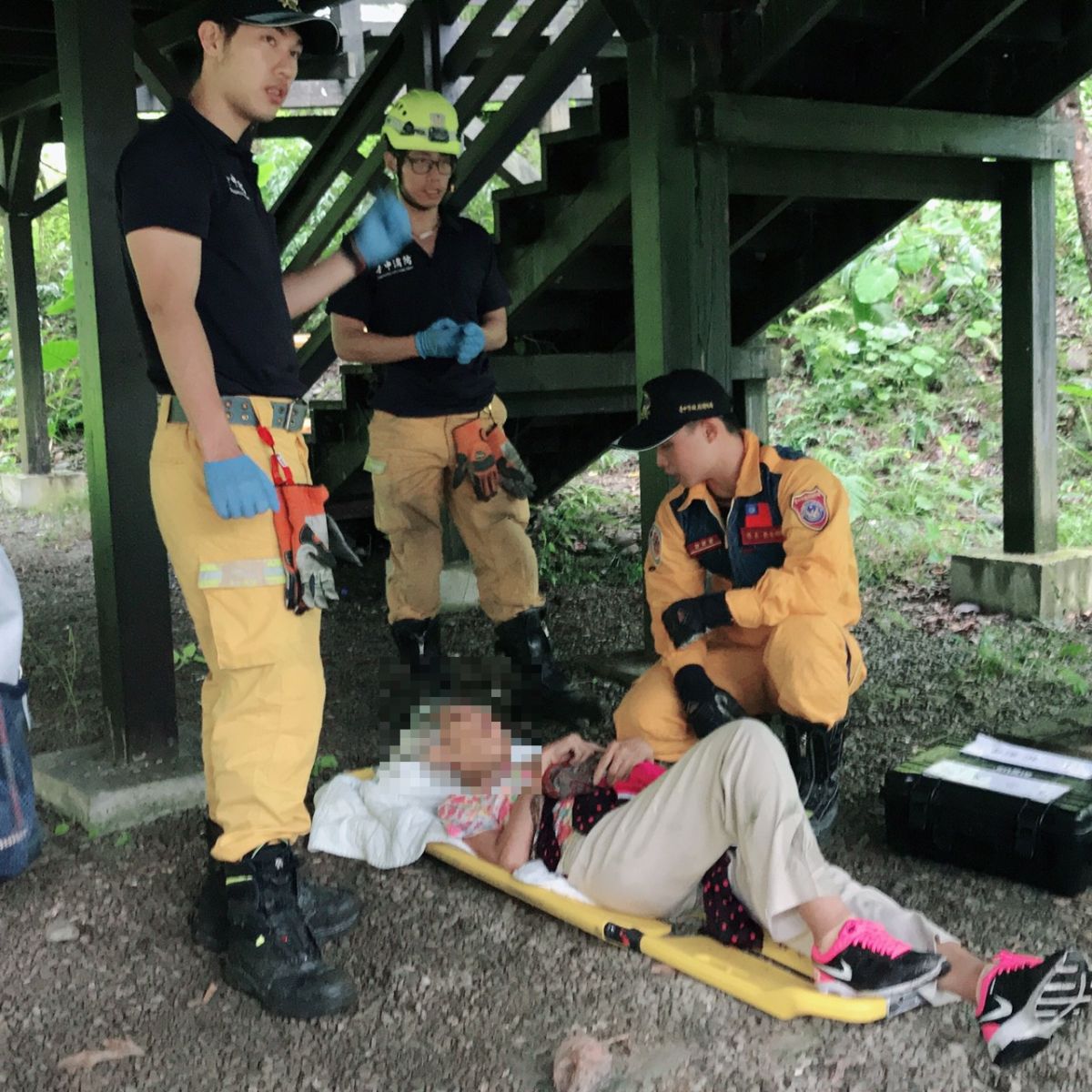 ▲台中市霧峰長青學苑學員在青桐林園區戶外教學，因木棧平台崩塌導致多人受傷。（圖／台中市政府提供）