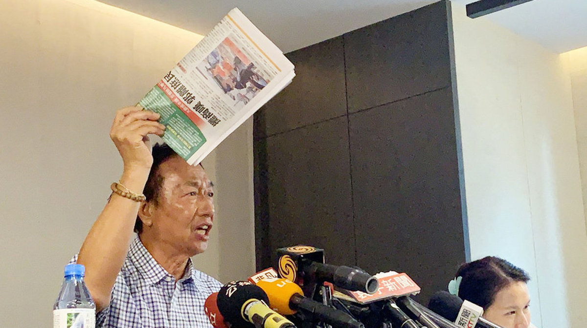 ▲鴻海董事長郭台銘（左） 10 日上午召開記者會，拿出中國時報，情緒激動的表示，各大報只有中國時報今天的頭版沒有登反送中，登的卻是郭台銘與庶民經濟越來越遠，「這不是黑郭是什麼」。中央社記者葉臻攝　108 年 6 月 10 日