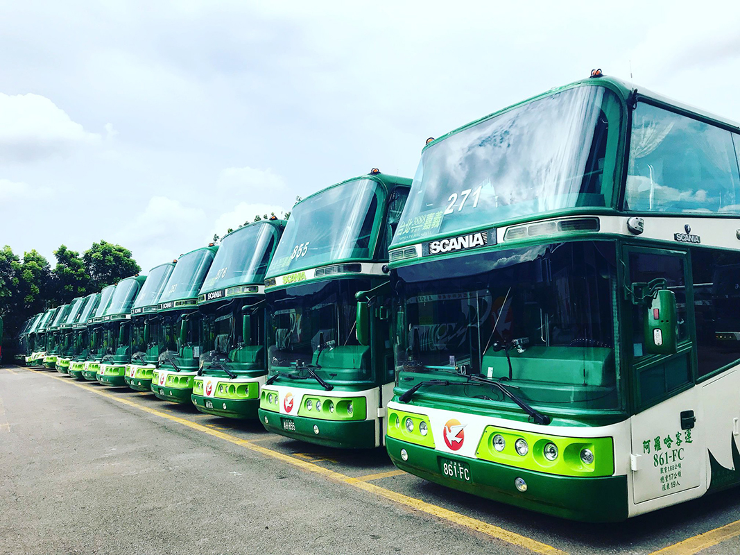 ▲國道1號於今（10）晚驚傳重大車禍，阿羅哈客運彰化段南下行經206K處戰備道時，疑似閃車失控而控衝出邊坡。（圖／翻攝自阿羅哈客運臉書）