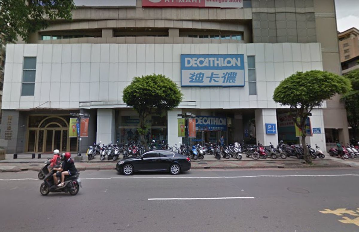 ▲有網友在 PTT 「 Gossiping 」看板表示，迪卡儂是便宜貨、廉價品，好奇詢問「怎會想在那買？」貼文立刻引發討論。（圖／翻攝自 Google map 街景）