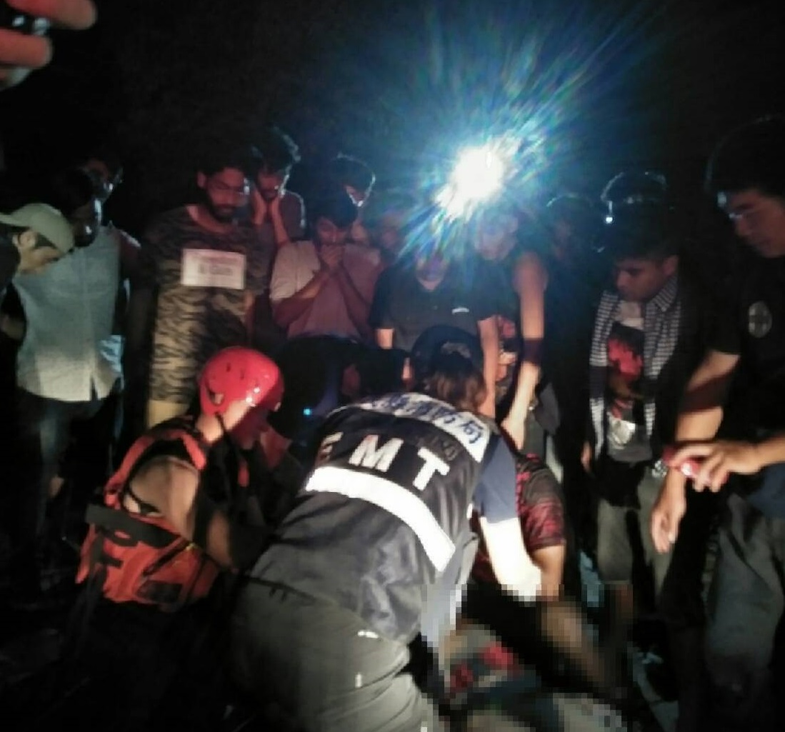 ▲嘉義縣消防局救護人員對溺水，疑已呈死亡的南華大學印度交換生緊急處理後送醫院。（圖／嘉義縣消防局提供）