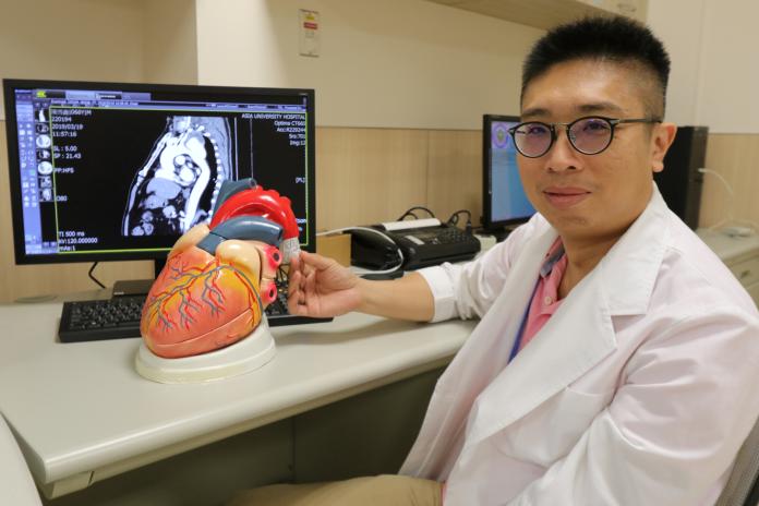 ▲亞大醫院心臟血管外科主任劉殷佐指出胸主動脈瘤剝離位置。（圖／亞洲大學附屬醫院提供）