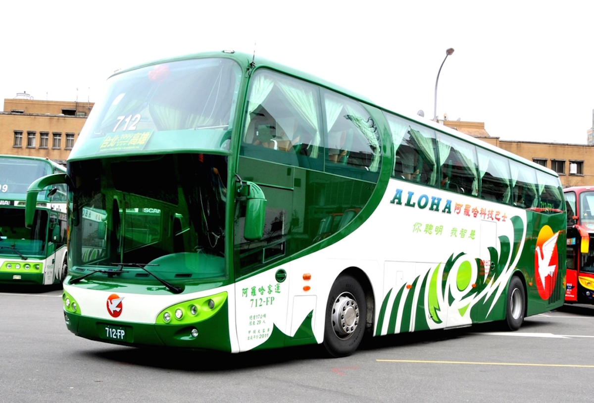 ▲昨（ 10 ）日晚間，一輛阿羅哈客運在國道行徑途中失控衝出邊坡，車輛直接墜落平面道路，車身變形扭曲，釀成 3 死 1 重傷 12 人輕傷，圖非肇事車輛。（示意圖／翻攝自阿羅哈官網）