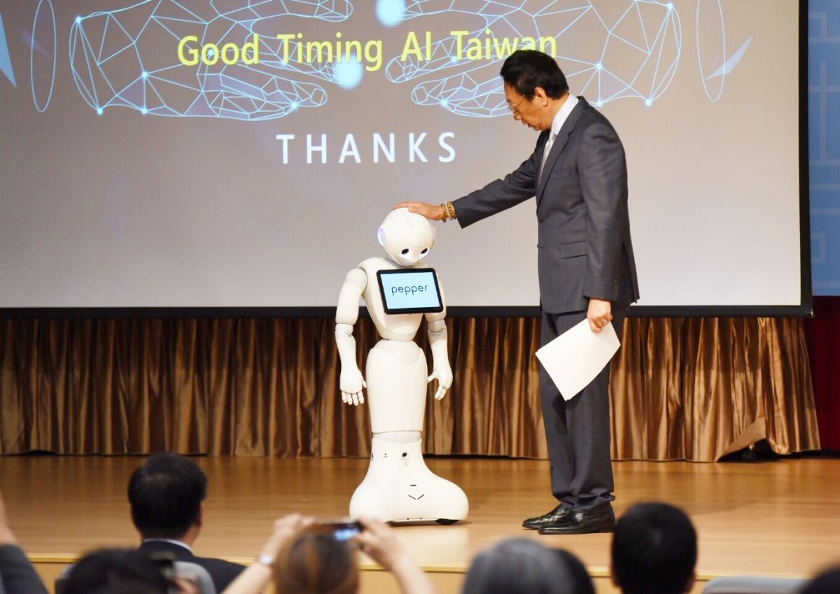 ▲國民黨總統初選參選人郭台銘日前帶Pepper出席活動，Pepper就是鴻海與日本軟銀合作的產品。（圖／記者陳明安攝2019.6.11）