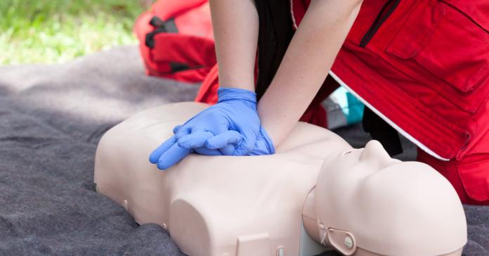 ▲OHCA是緊急且存活率不高的狀況，若能及時施予正確CPR及AED電擊，將可降低OHCA的遺憾。（圖／ingimage）