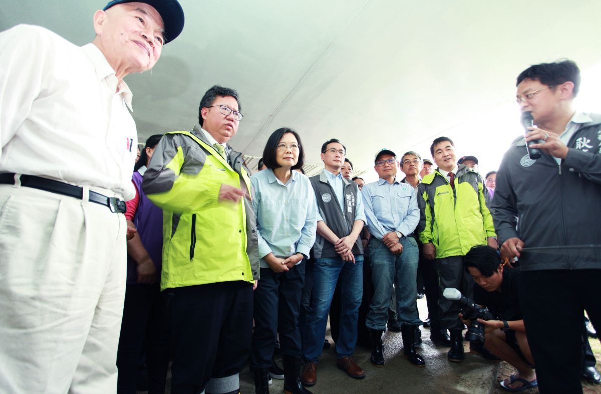 ▲蔡英文今天來到桃園，聽取桃園市水務局簡報「南崁印象大橋河川整治成果」。（圖／記者李春台攝, 2019.06.11）