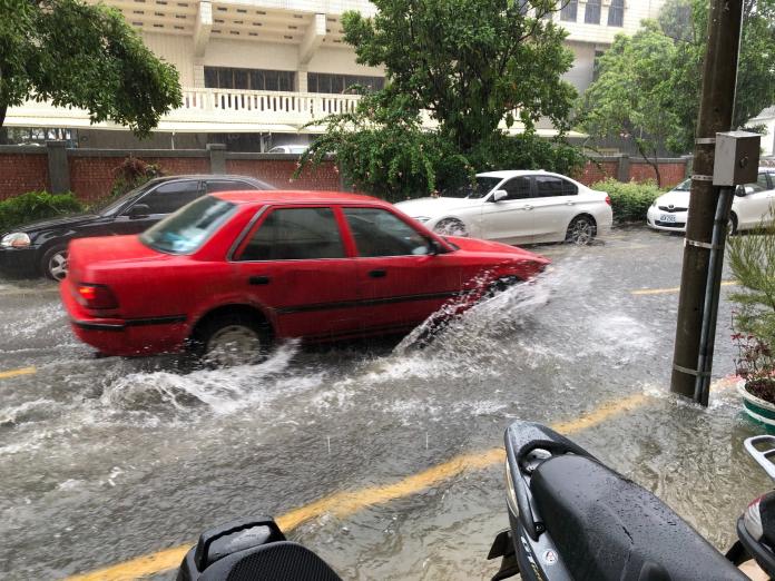 大雨狂炸！台南部分路段積淹水　路樹倒壓傷學生
