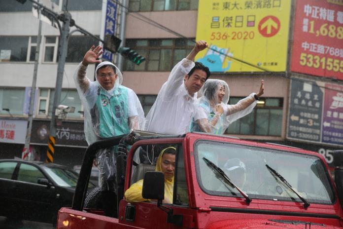 民進黨總統初選民調第二天，前行政院長賴清德車隊11日持續在風雨中苦行北上。他向支持者喊話，對香港事件呼籲大家不要置身事外，一起聲援香港，支持香港。（圖／賴辦提供）