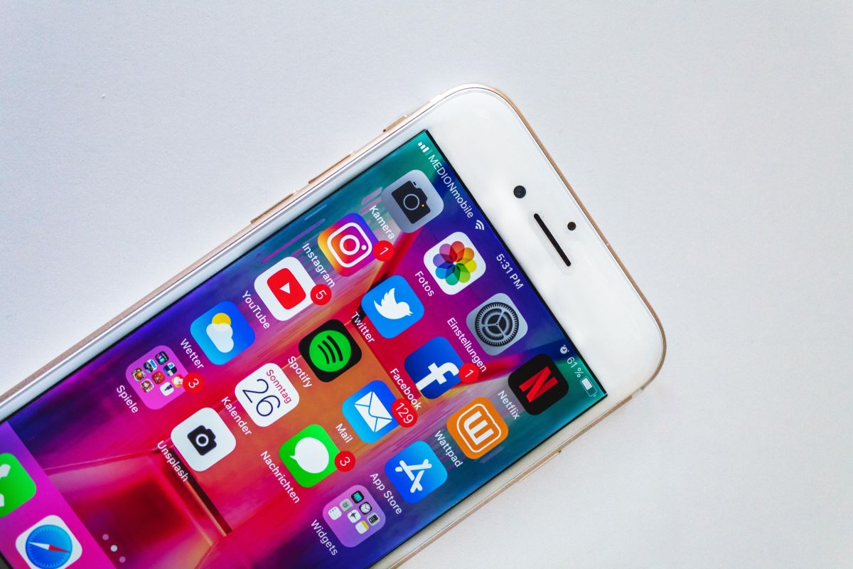 ▲研究指出，每天使用臉書、 Instagram 等各不超過 10 分鐘，能減少憂鬱症狀。（圖／取自 Unsplash ）