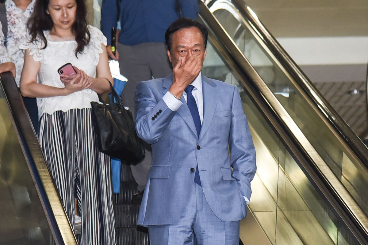 國民黨11日在黨中央舉行總統初選候選人閉門座談會，圖為鴻海董事長郭台銘開完會下樓。（圖 / 記者陳明安攝，2019.06.11）