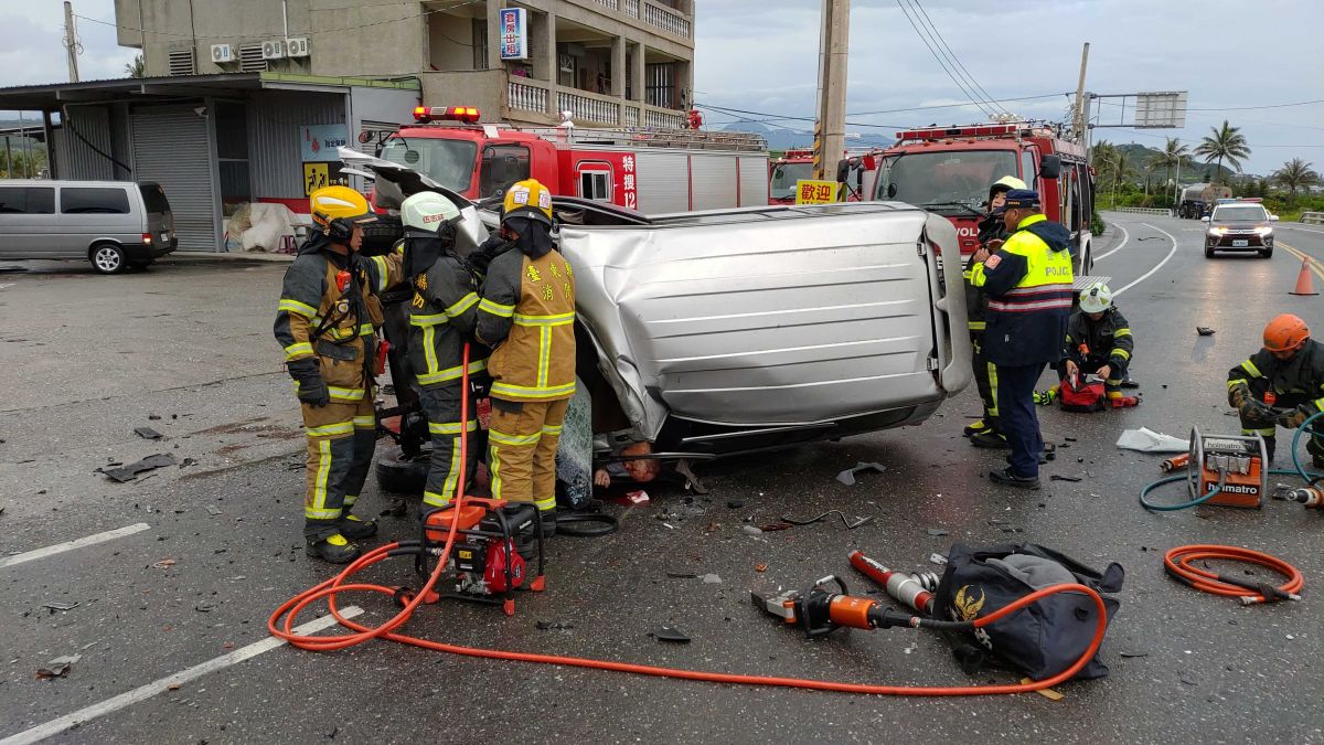▲銀色休旅車撞擊後車頭毀損，車內駕駛不幸身亡。（圖／記者鄭志宏翻攝）