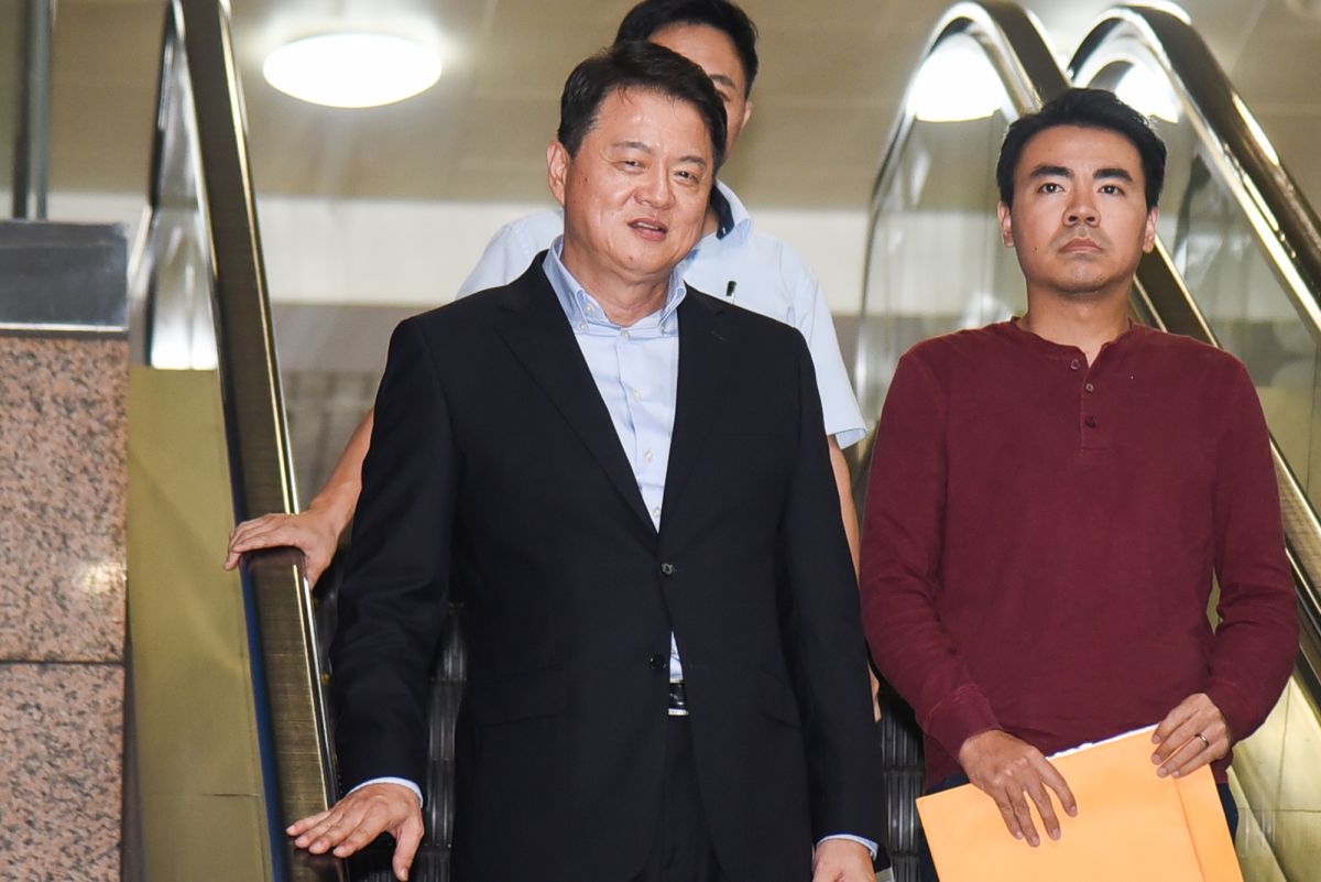 國民黨11日在黨中央舉行總統初選候選人閉門座談會，圖為周錫瑋開完會下樓。（圖 / 記者陳明安攝，2019.06.11）