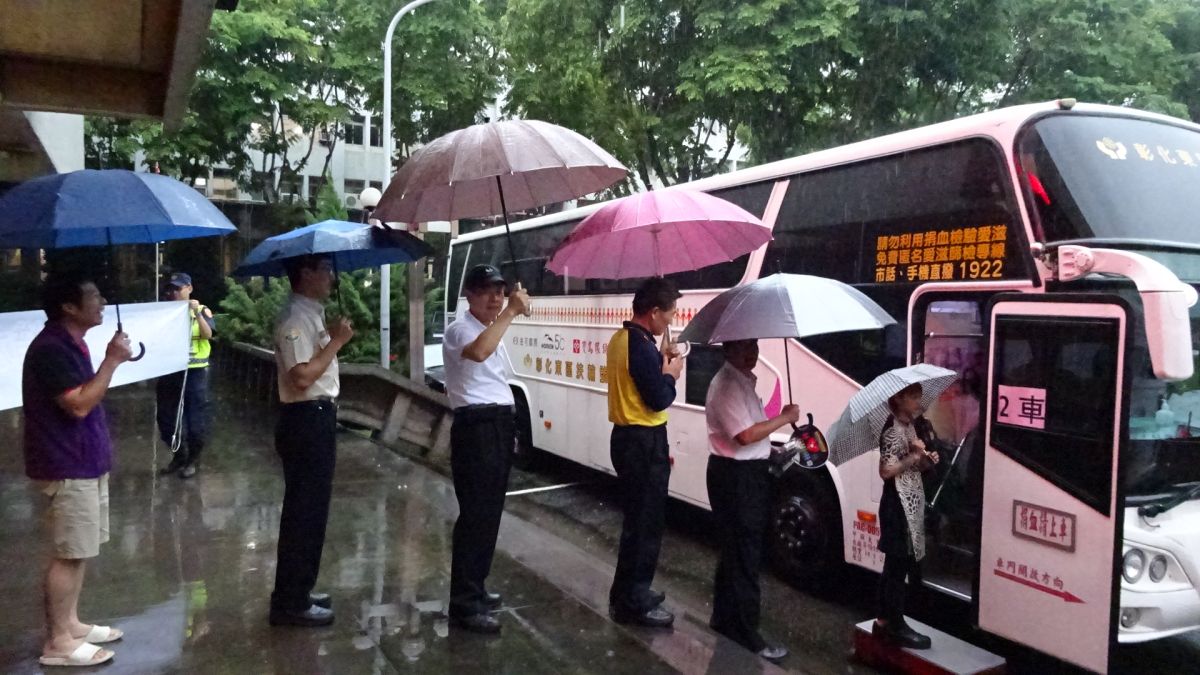 ▲警廣臺中分臺舉辦「空中傳愛、挽袖捐血」，響應民眾不畏天雨，排隊等候捐血。（圖／金武鳳攝，2019.6.11)