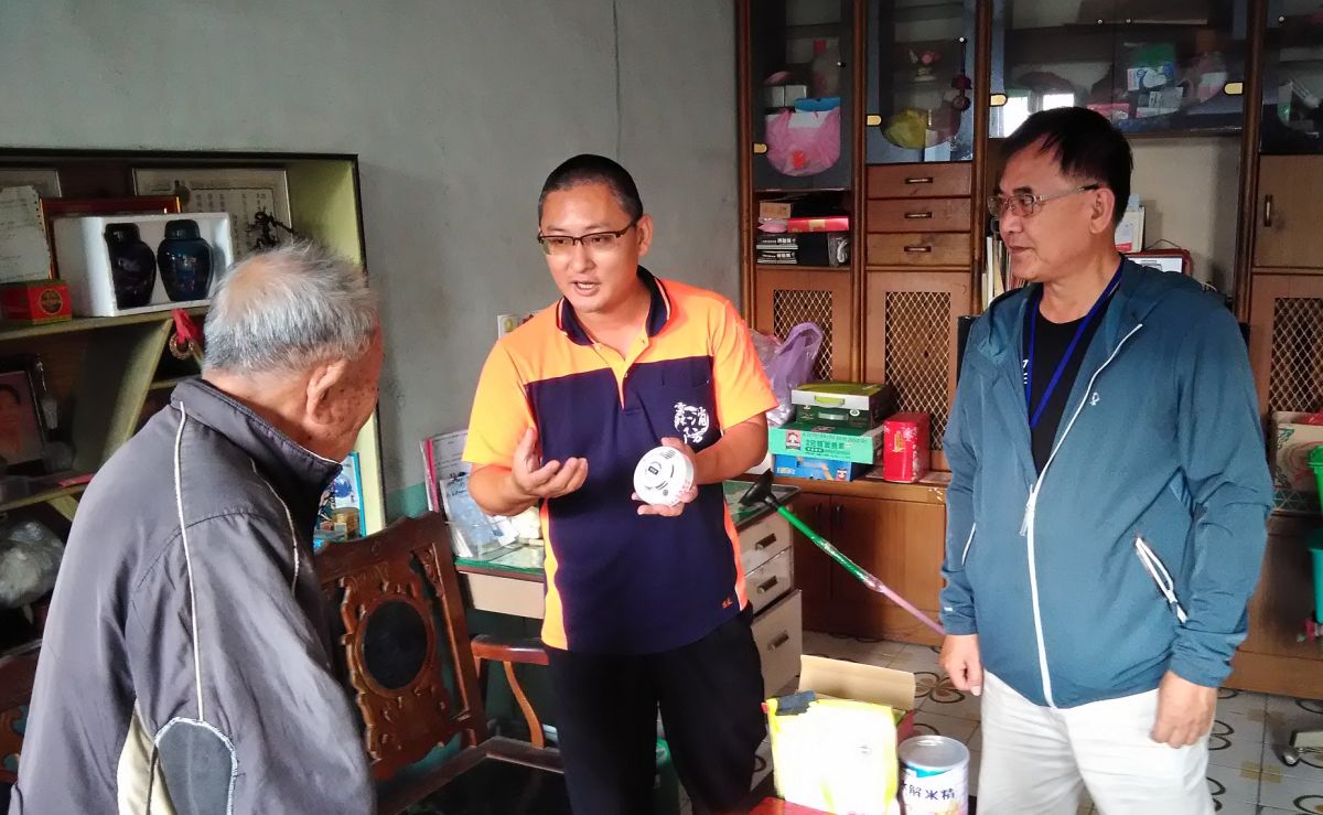 ▲消防員教導榮民認識警報器原理及火災的危險。（圖／記者蘇榮泉攝，2019.06.11）