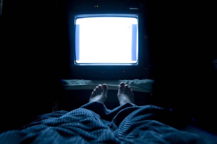 ▲近日美國一項最新研究指出，晚上若是開著小夜燈或電視睡覺，增胖 5 公斤的可能性將大增 17%。（示意圖／翻攝自 Steemit）