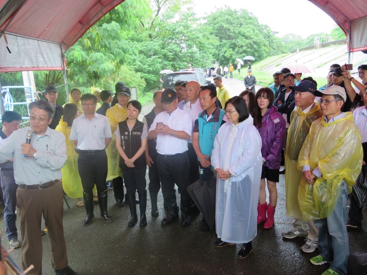 ▲總統蔡英文在地方民代的陪同，到嘉義縣聽取滯洪池簡報。（圖／記者陳惲朋攝 , 2019.06.11）