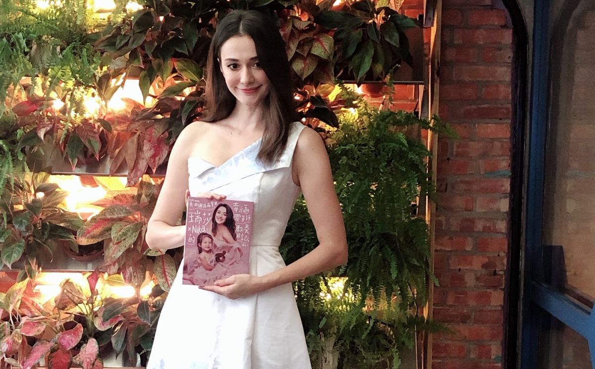 ▲瑞莎宣傳新書。（圖／蓉億娛樂提供）