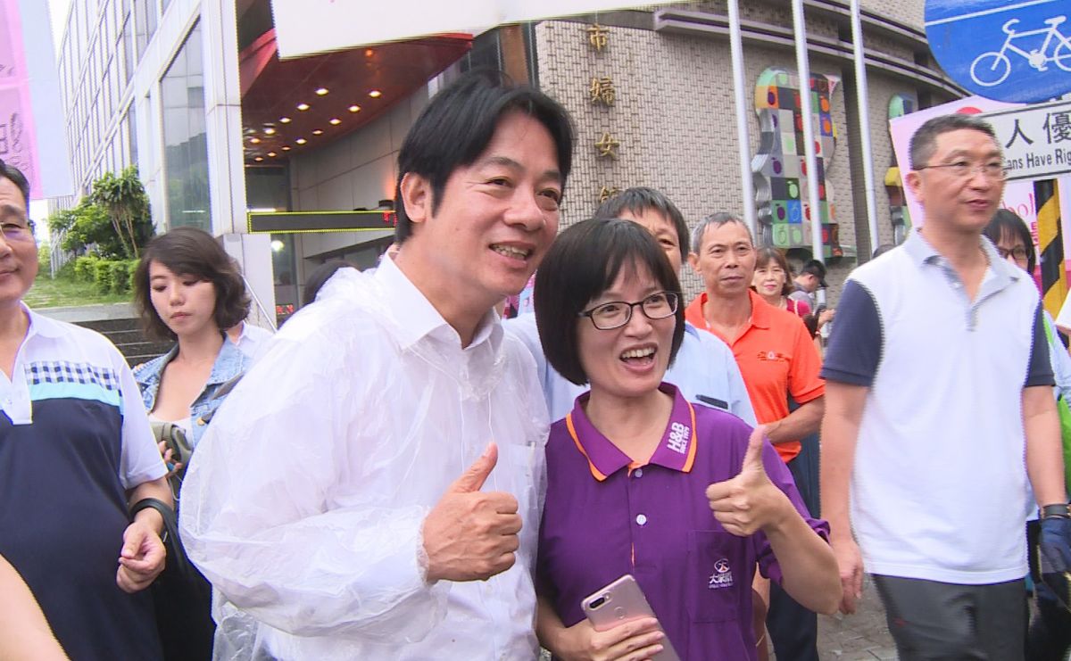 ▲賴清德再桃園市婦女館與支持他的民眾合照時表示，「比起以往的民主運動前輩，為台灣打拼的犧牲奉獻，我淋一點雨曬點太陽，其實微不足道」。（圖／記者李春台攝, 2019.06.11）