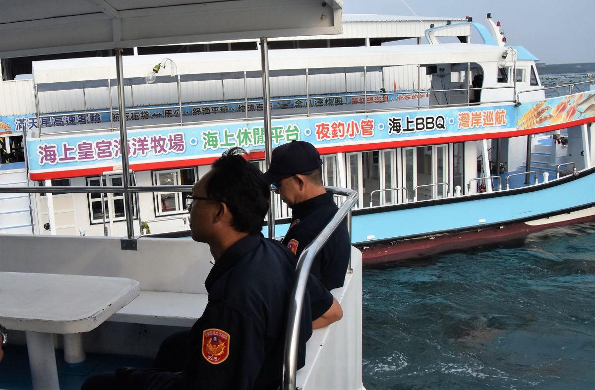 ▲澎湖縣政府與9家海上平台業者，針對垃圾、牡蠣殼及水肥等處理議題進行簽署切結，確實遵守「澎湖縣海上平台管理自治條例」規定。（圖／記者張塵攝，2019.06.11）