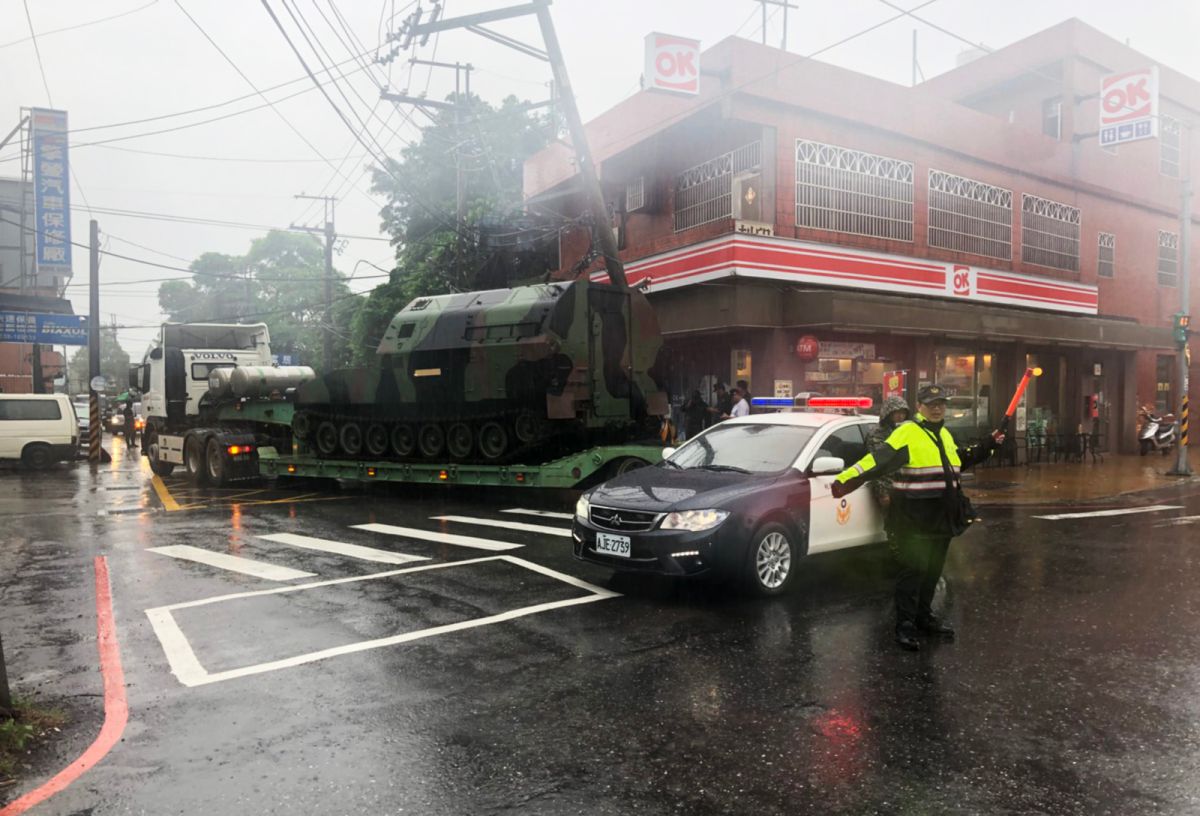 ▲這輛載運坦克車的曳引車疑似轉彎角度沒有算的精準，拖車頭轉過彎道，但是車上載運的坦克車尾部卻將電線桿給碰倒了。（圖／龜山分局提供）