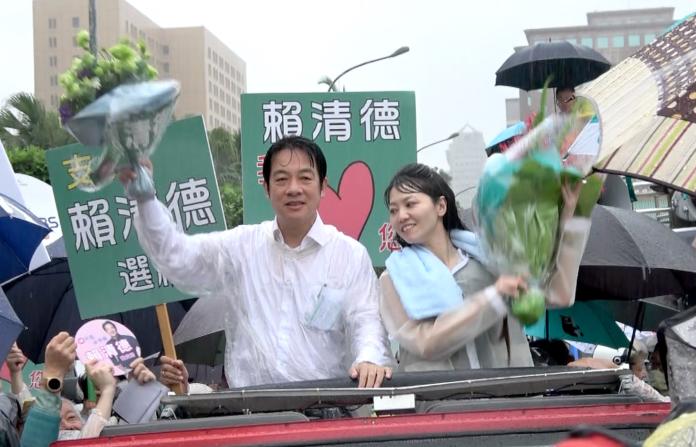 11 下午4點30分左右，賴清德在民進黨台北市議員高嘉瑜的陪同下，抵達總統府前的凱達格蘭大道，他在雨中走完三天的行程。（圖／記者陳明安攝，2019,06,11）