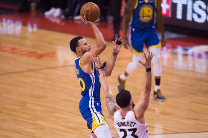 ▲勇士球星Stephen Curry 拋投得手。(圖/美聯社/達志影像)