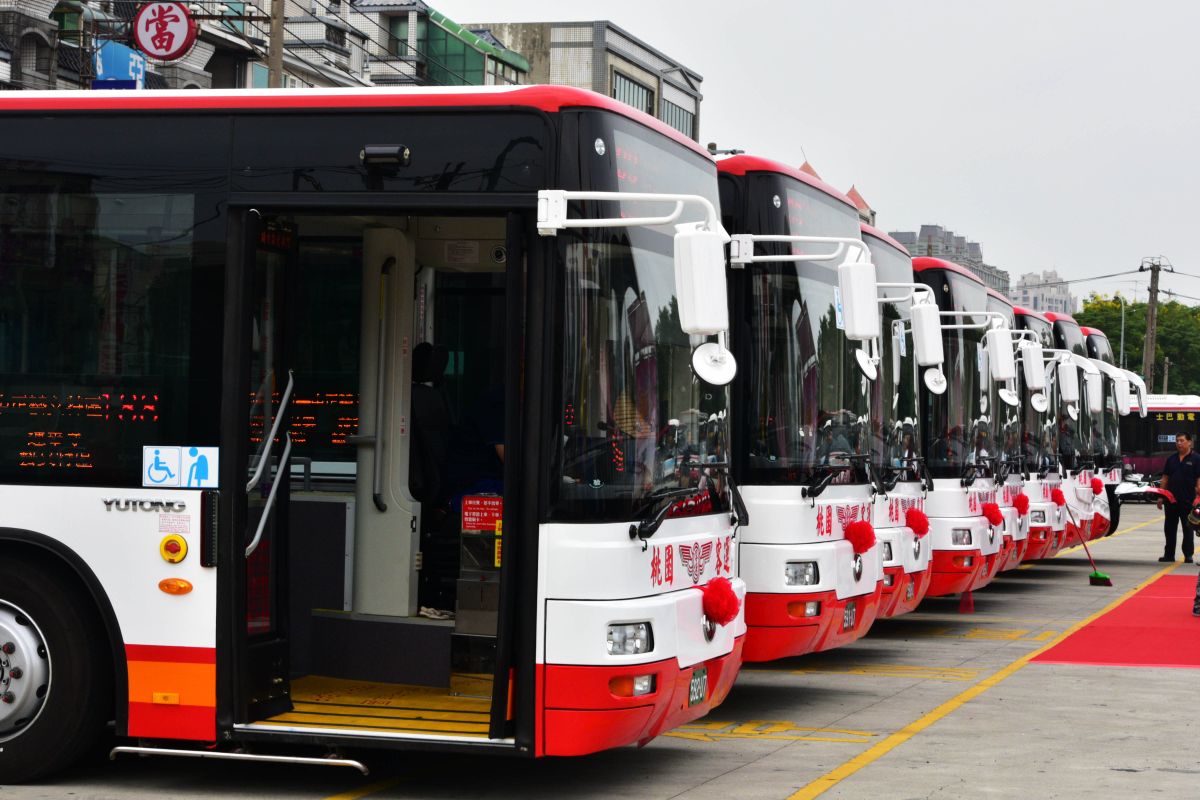 ▲桃園客運於2016年間利用購買低底盤公車，向廠商謀議以議價金額虛報為3億7600萬元，平均每輛公車高出市價10至25萬不等之購車契約，向公路總局詐領1244萬多元補助款。（圖／資料照片）