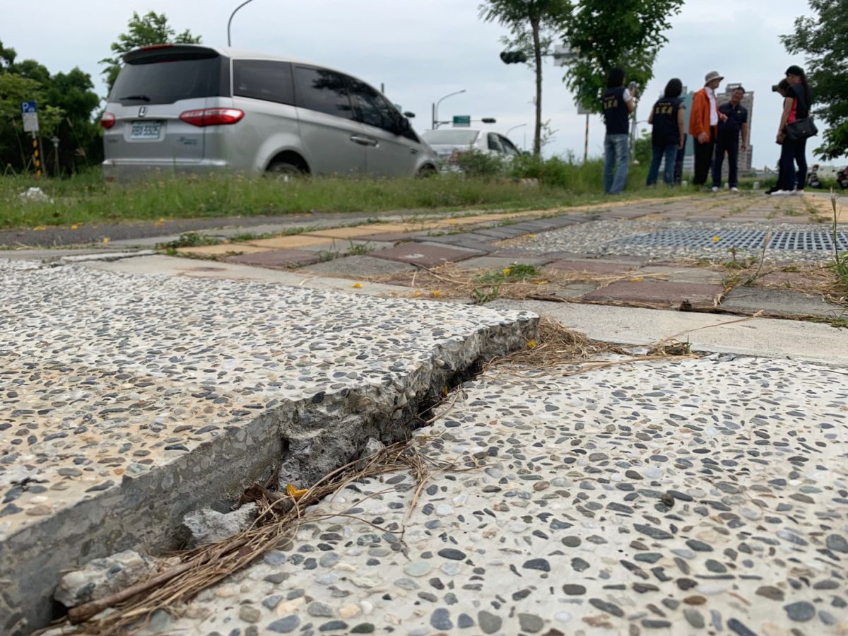 ▲路面高低落差，易使人跌倒。（圖／王家貞服務團隊提供）