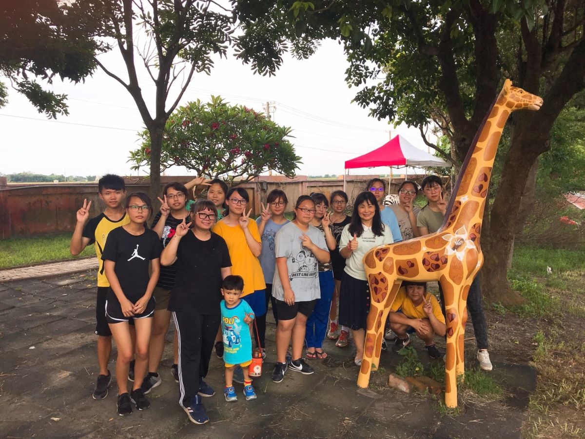 ▲二林高中美術社為香田國小進行校園動物彩繪新妝，學童看著鮮豔的雕像，好開心說，好像走進動物園。（圖／記者陳雅芳攝，2019.06.11）