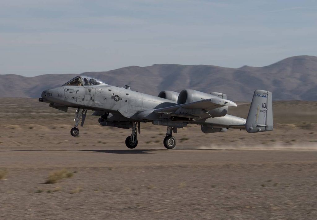 ▲A-10攻擊機可在未經整備的路面起降。（圖／美國國民警衛隊）