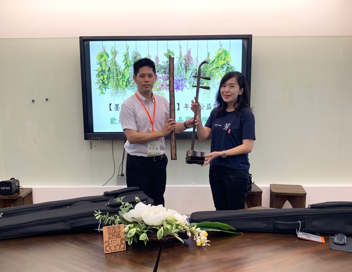 ▲暑假前夕，一芳水果茶到彰化縣二林鎮廣興國小捐助4把二胡。（圖／記者陳雅芳攝，2019.06.12）